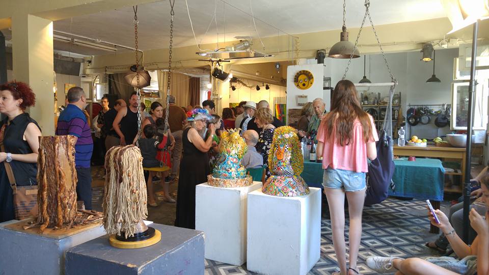 מבקרים בתערוכת חיבוק ירוק 2 - אמנים למען הסביבה מבקרים בתערוכת חיבוק ירוק 2 - אמנים למען הסביבה