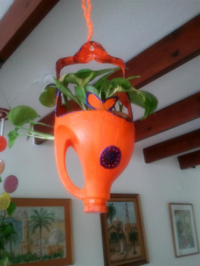 פעם הייתי בקבוק פלסטיק של חומרי ניקוי- היום אני מתלה לעציץ