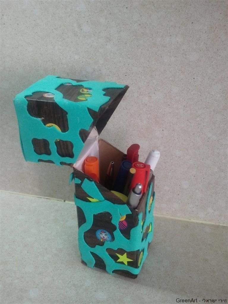 מעמד לכלי כתיבה מקרטון חלב ושאריות טפט        