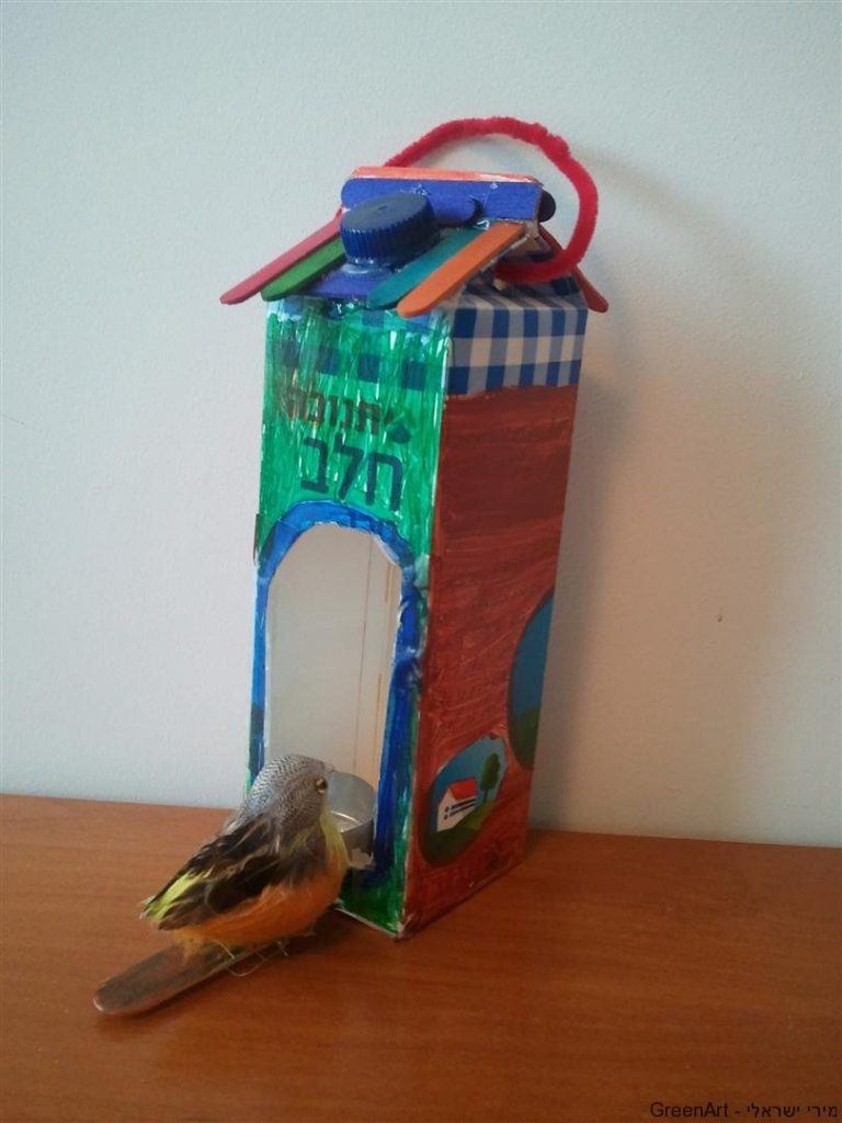 בית גידול לציפורים מקרטון חלב ומקלות ארטיק         