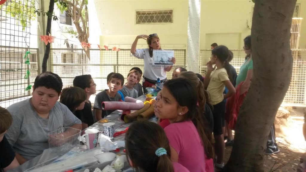 הדרכה לתלמידי כצנלסון על ביצוע הפיסול הסביבתי 