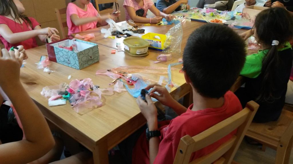 ילדי הכפר הירוק ביצירה משקיות ניילון ממוחזרות