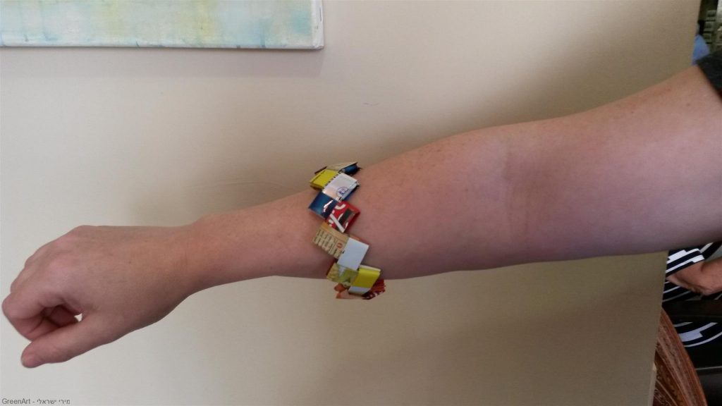 שאריות אריזות מזון הפכו לצמיד צבעוני ומקורי