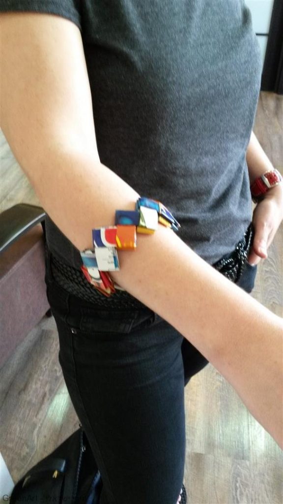 שאריות אריזות מזון הפכו לצמיד צבעוני ומקורי