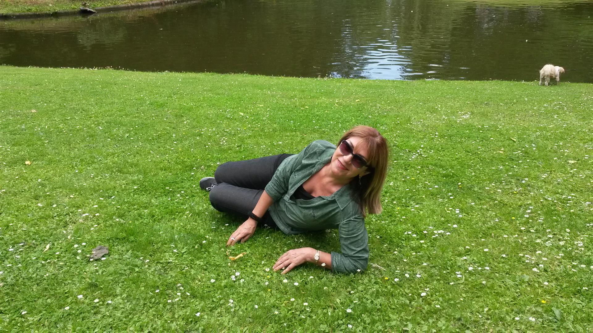 הנאה מהמדשאות הירוקות  בגני פרדריקסברג 
