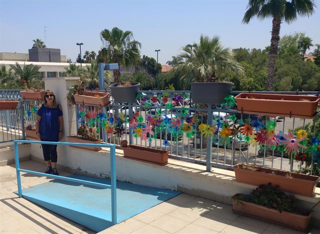 פרחים מעוצבים מבקבוקי פלסטיק צבעוניים לטיפוח הגדר ב"יד שרה" ברעננה
