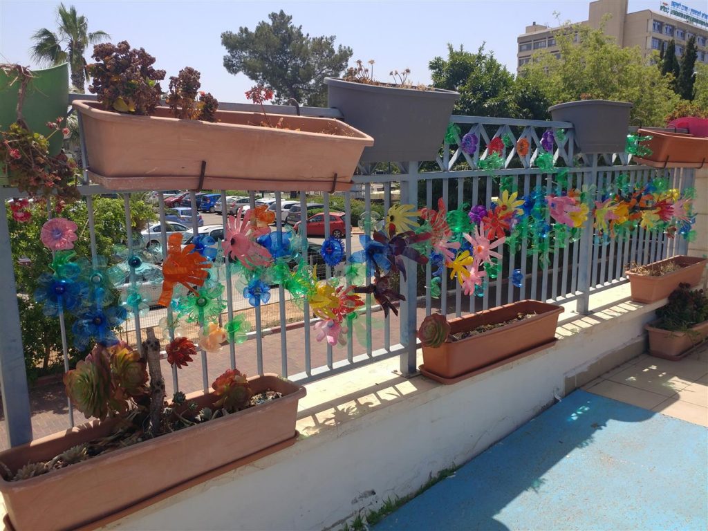 פרחים מעוצבים מבקבוקי פלסטיק צבעוניים לטיפוח הגדר ב"יד שרה" ברעננה