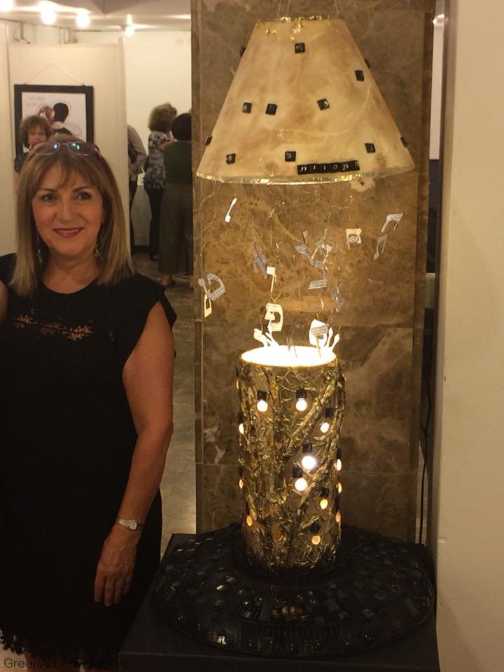 מיצב מואר המדמה את אותיות שפת הקודש שלנו מהחושך לאור ומהפסולת לבריאה מחודשת מיצב מואר המדמה את אותיות שפת הקודש שלנו מהחושך לאור ומהפסולת לבריאה מחודשת