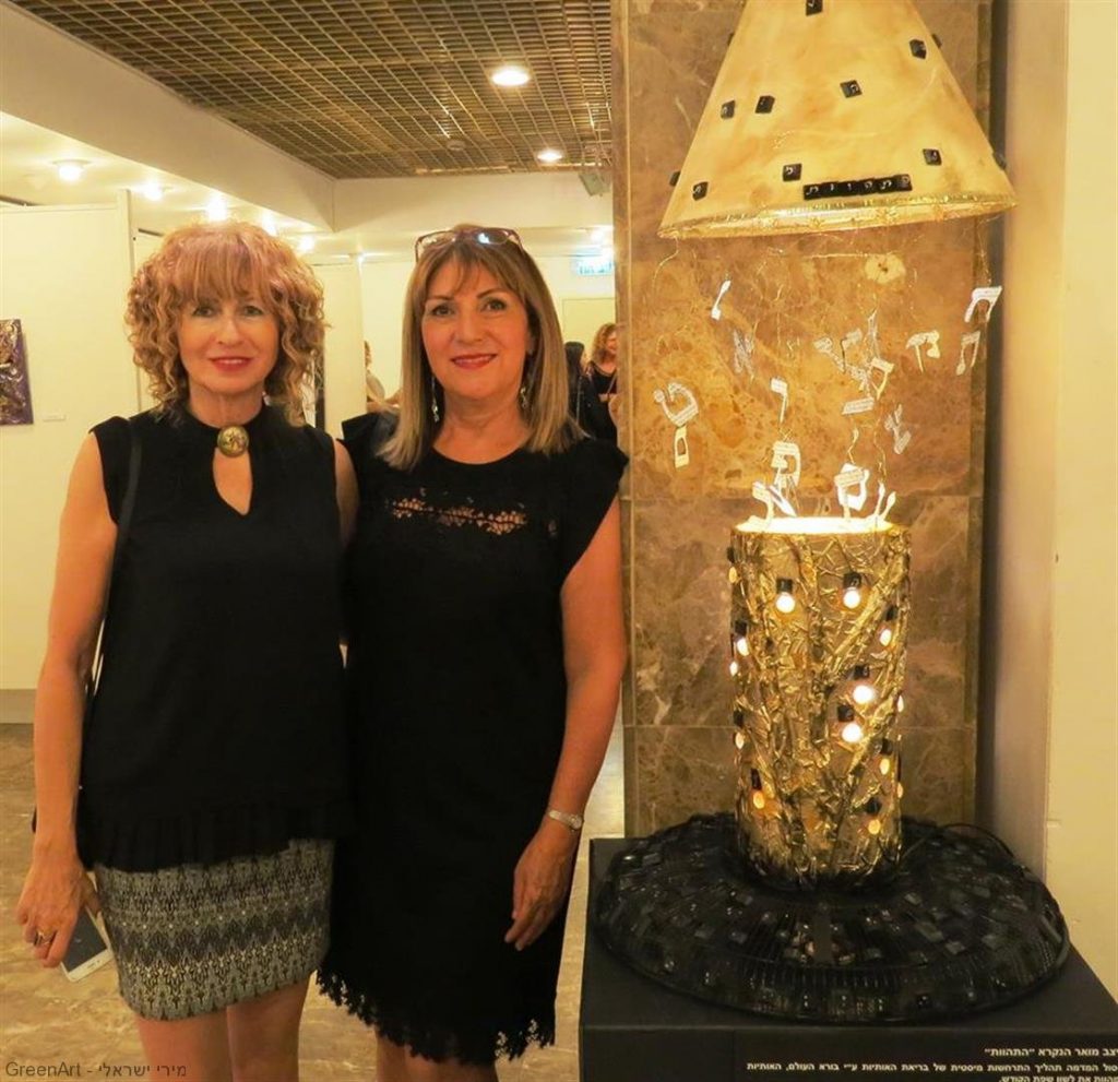 עם חברתי האמנית שרה מלכי המשתתפת איתי בתערוכה - בין מילה לתמונה-