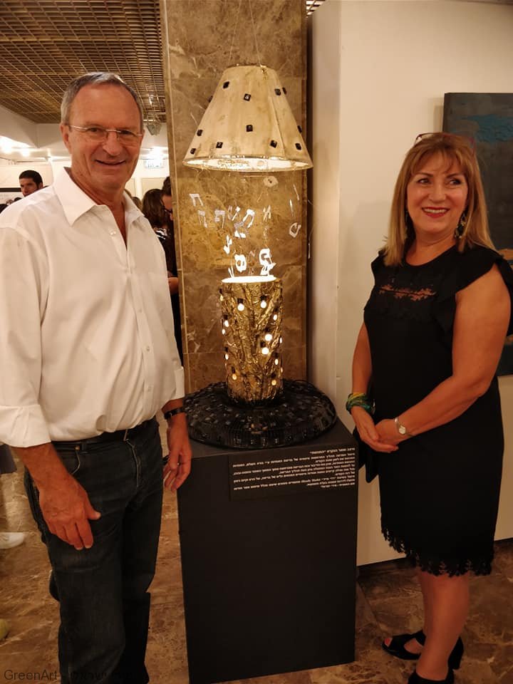 עם ראש העיר מר זאב ביילסקי ליד המיצב המואר מפסולת רעננה שקמה לתחייה מחודשת עם ראש העיר מר זאב ביילסקי ליד המיצב המואר מפסולת רעננה שקמה לתחייה מחודשת