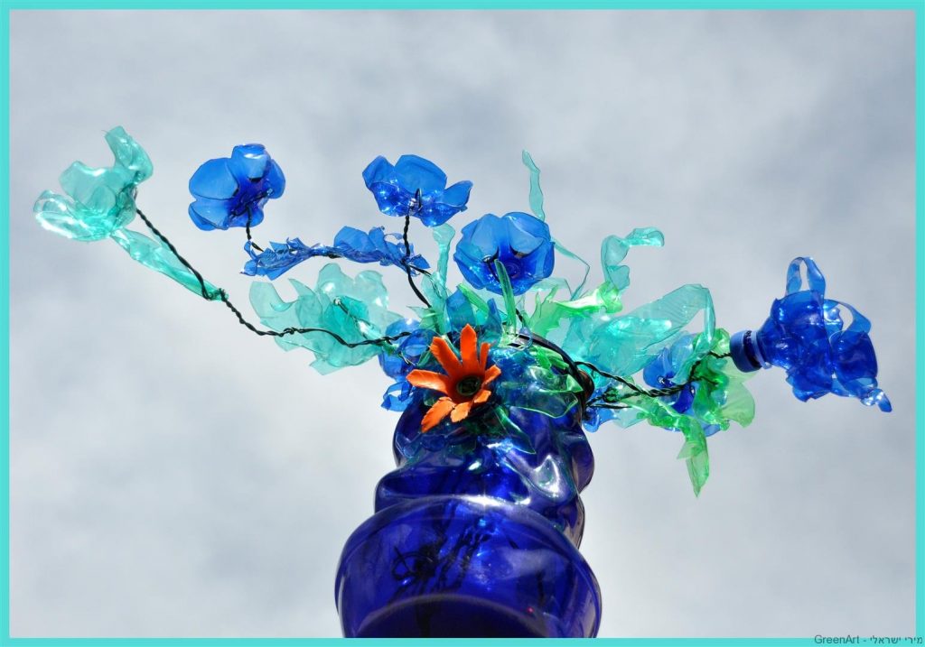 פריחה מרהיבה באגרטלים מבקבוקי פלסטיק בשימוש חוזר