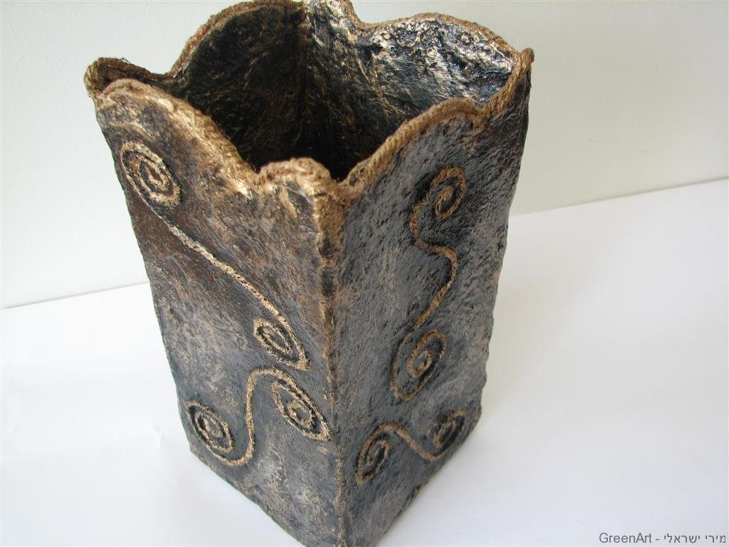 כד מקרטון בשימוש חוזר ושאריות צמר