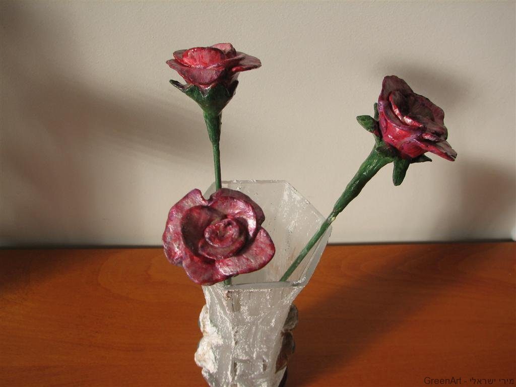 פרחים מעיסת נייר ושאריות חוטי מתכת