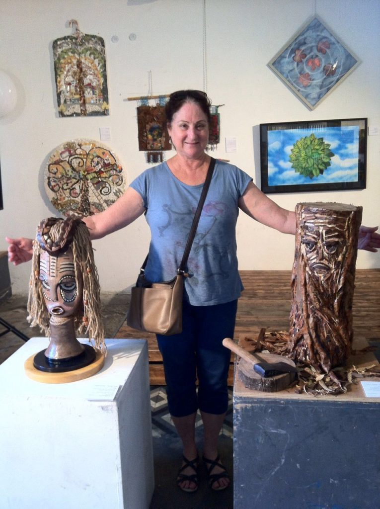 איריס חברתי ליד הפסלים שלי איריס חברתי ליד הפסלים שלי