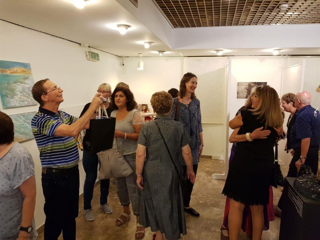 חיבוק אוהב לחברתי האמנית יעל פרויליך המבקרת בכל התערוכות שאני מציגה. חיבוק אוהב לחברתי האמנית יעל פרויליך המבקרת בכל התערוכות שאני מציגה.