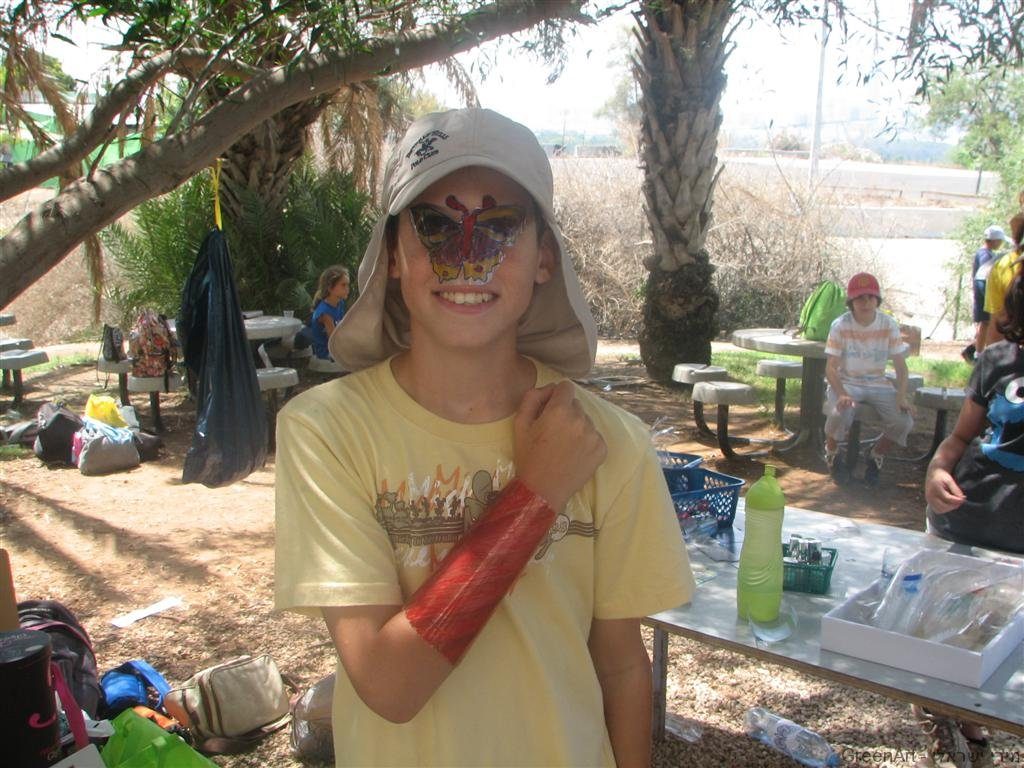 יצירות מבקבוקי פלסטיק בסדנאות לקייטנת טבע וסביבה של אוניברסיטת ת