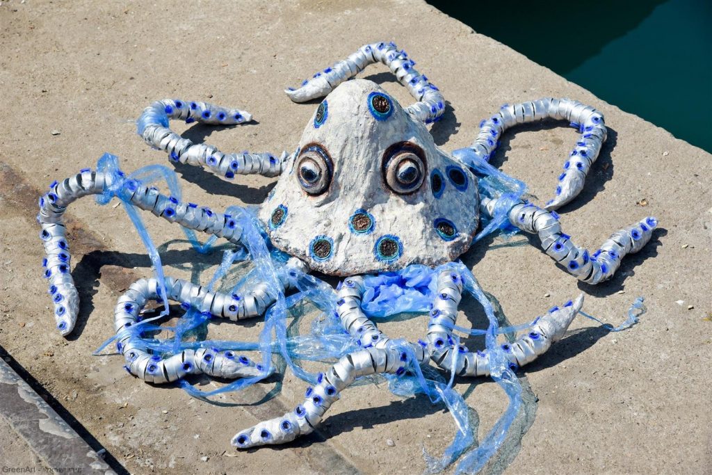 תמנון הטבעות הכחולות- פיסול אמנות אקולוגית למען היצורים הימיים הנפגעים משקיות הניילון שבאוקיינוסים
