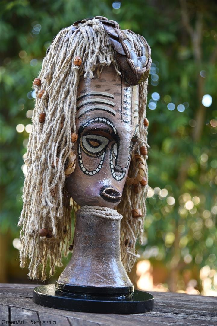 מבט צד למסכה האפריקאית מפסולת מוצרי פסלטיק