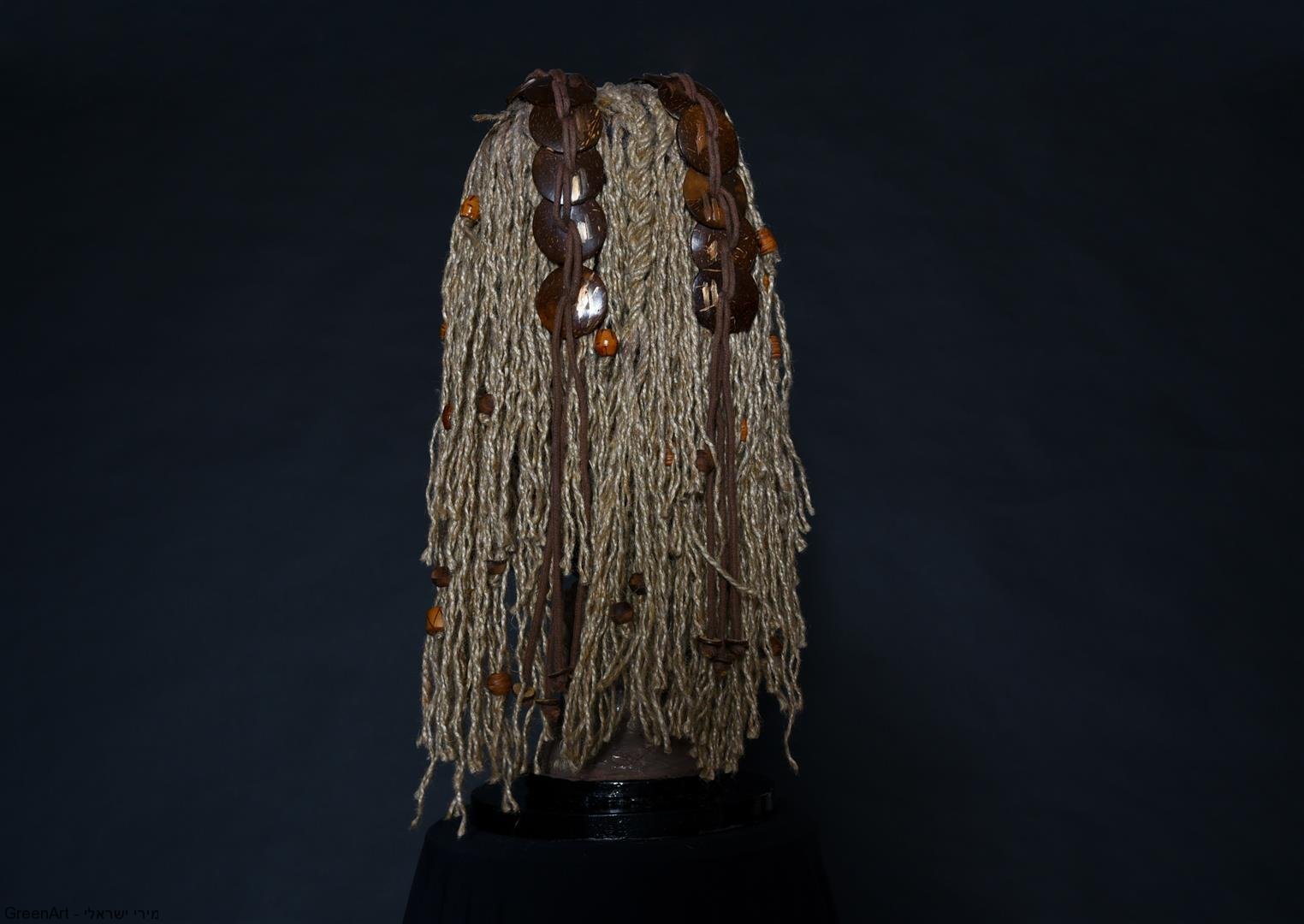 עיצוב השיער מחבלים וחרוזי עץ ישנים- אמנות המיחזור עם מסר לחברה