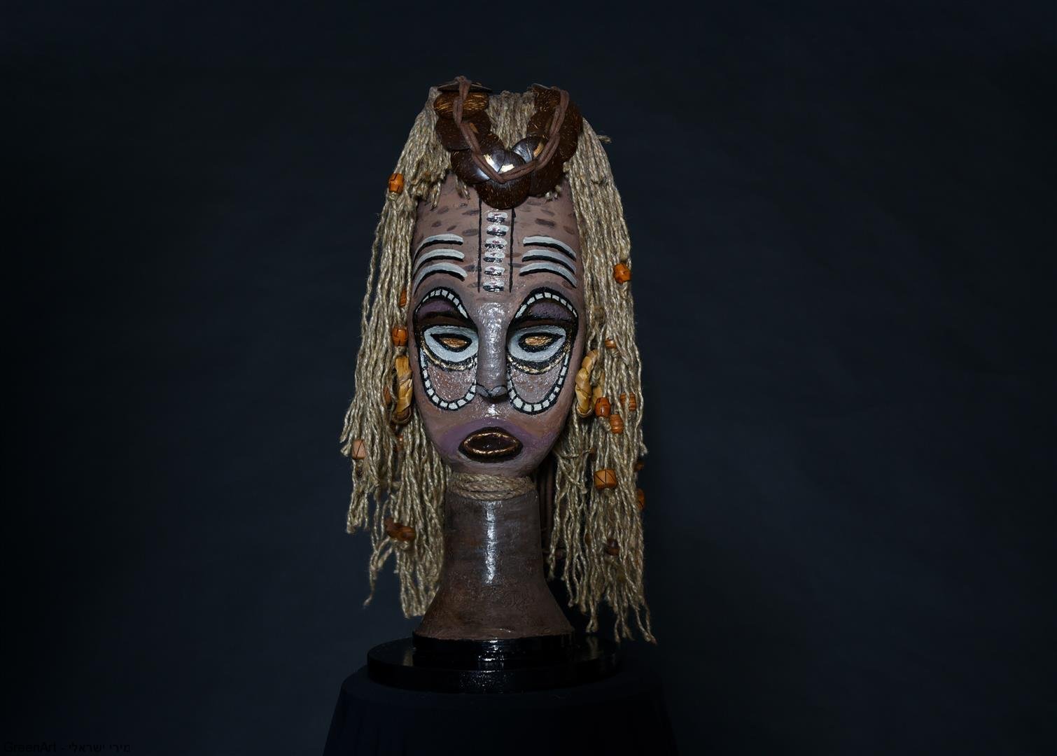 המסכה האפריקאית על רקע שחור דרמטי- צילום בסטודיו של ויקי מוצפי