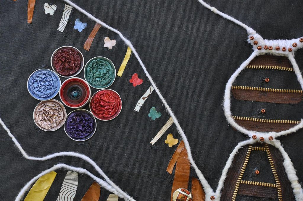 רוכסנים, פקקים וחומרים ישנים הפכו ליצירת אמנות - הפרפר הנעלם.