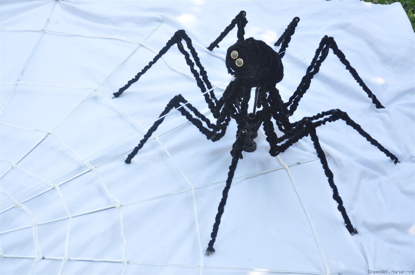 פיסול עכביש שיצרתי ממטריה מתקפלת ישנה