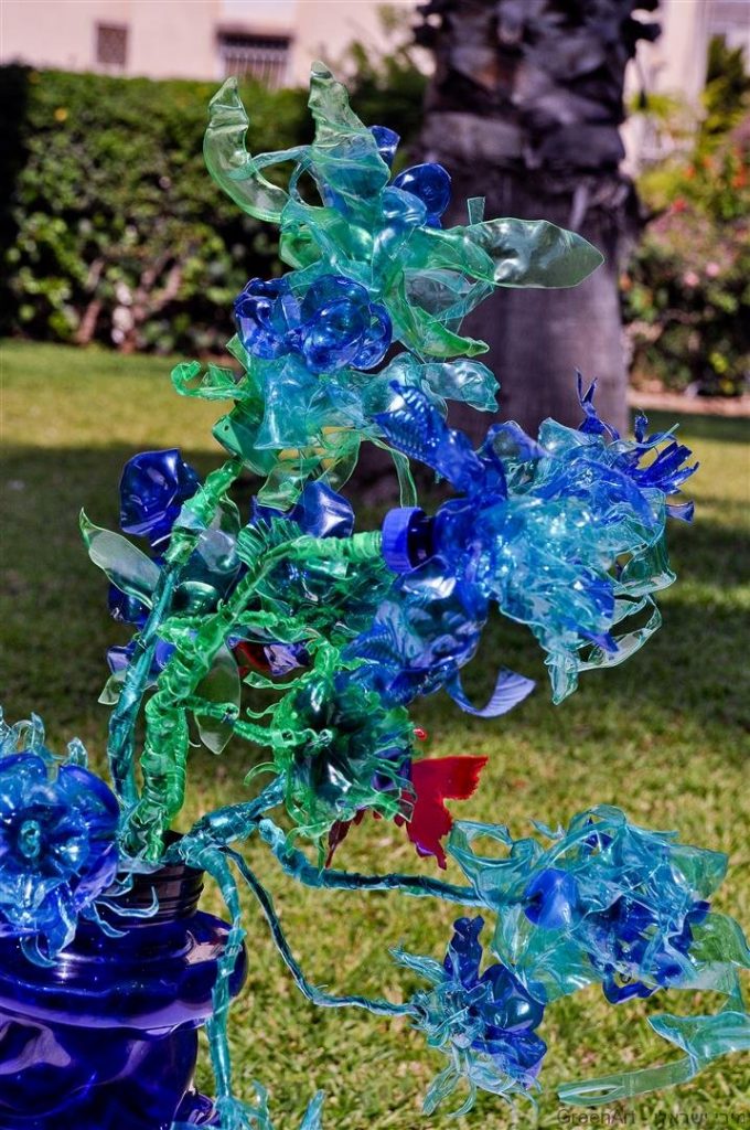 פריחה מרהיבה באגרטלים מבקבוקי פלסטיק בשימוש חוזר