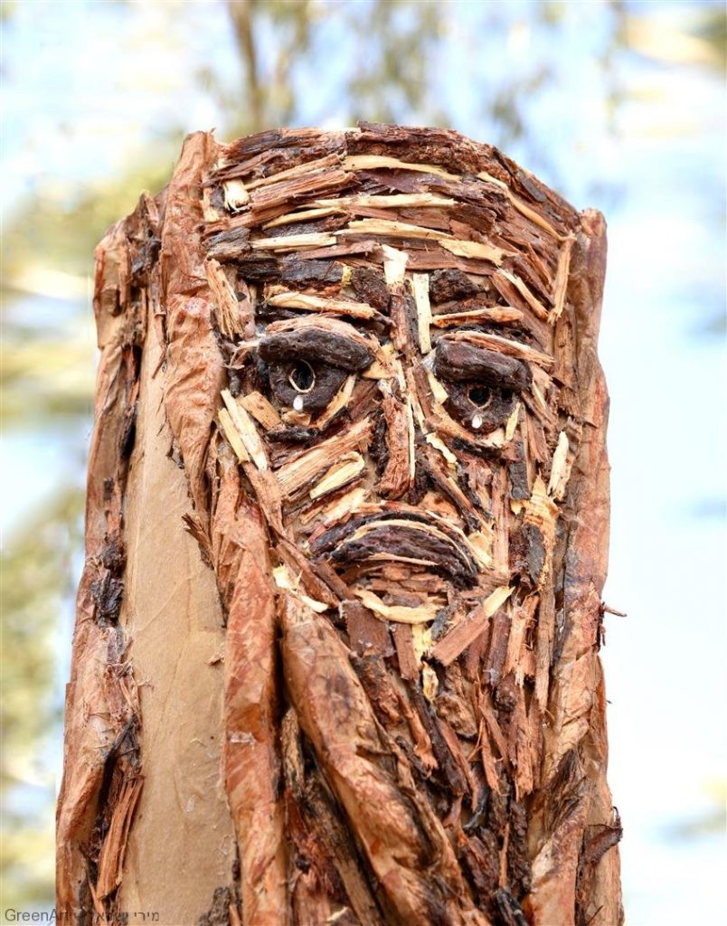 פיסול העץ הבוכה מקליפות עצים, קרטון ונייר ממוחזר - אמנות אקולוגית. Eco Art