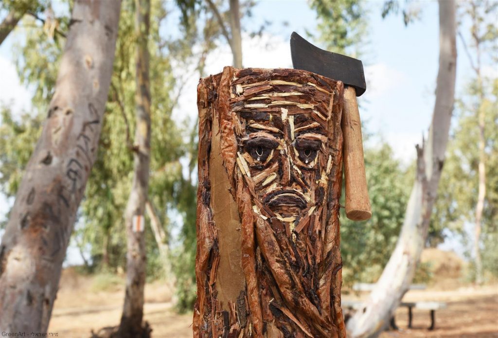 גרזן מונף על גזע העץ הבוכה- the crying tree כמסר נגד כריתתם של העצים שנעלמים מעולמינו