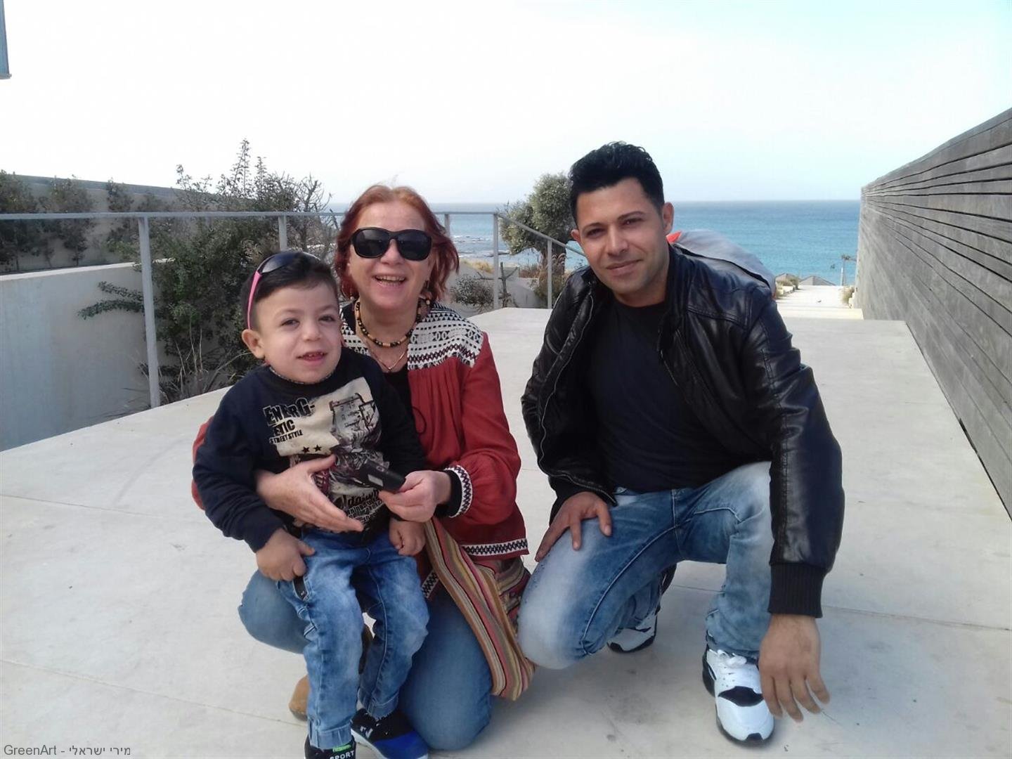 ג'ני עם זוהר ובנו שהגיעו מעזה לקבלת טיפול רפואי בישראל ממרכז פרס לשלום