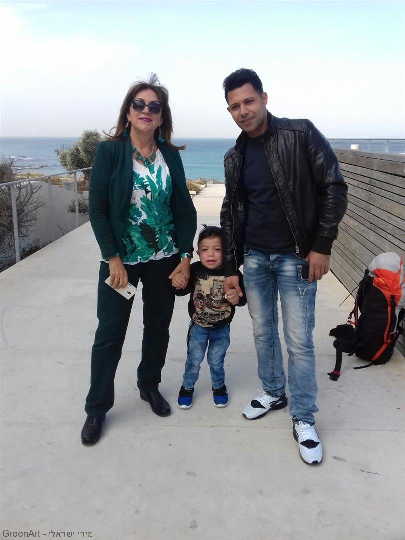 אני עם זוהר ובנו שהגיעו מעזה לקבלת טיפול רפואי בישראל ממרכז פרס לשלום