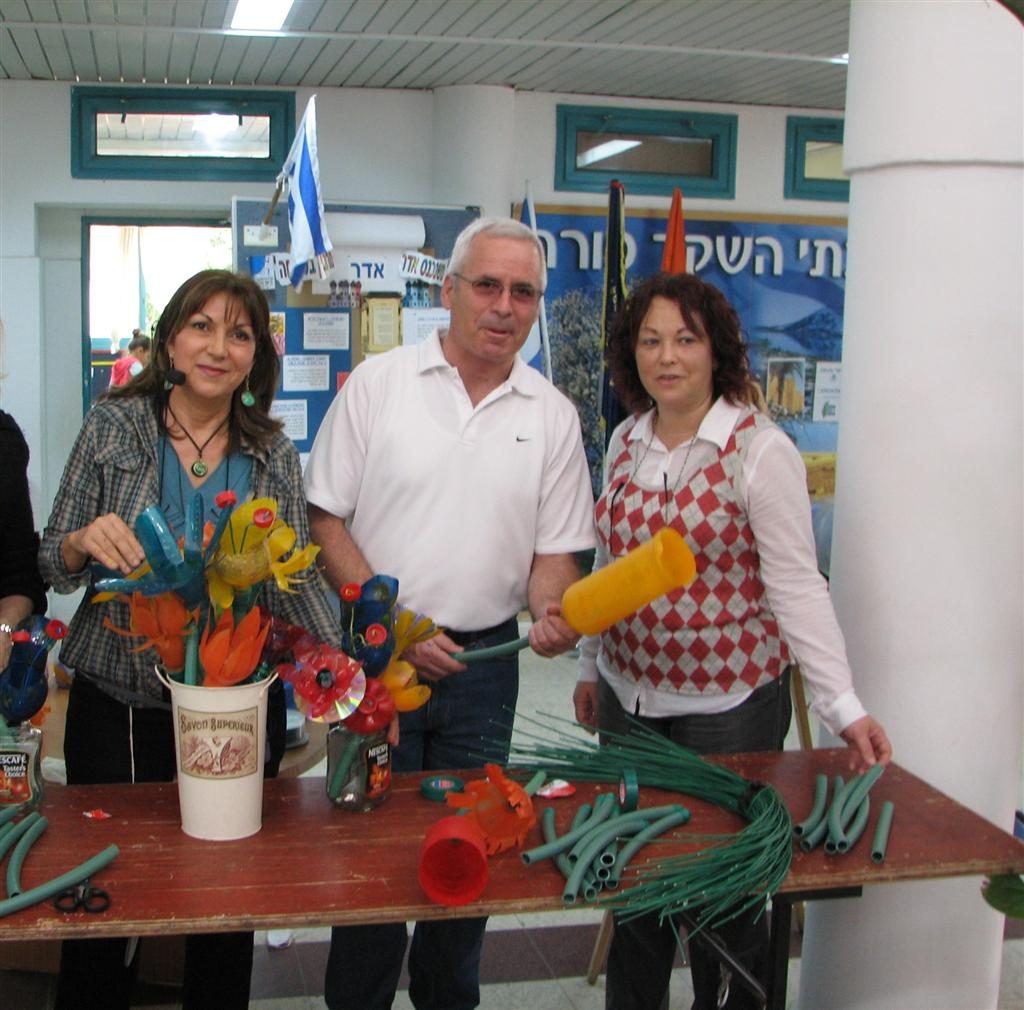 ראש עיריית רעננה ומנהלת בית הספר ביום הירוק בשקד רעננה ראש עיריית רעננה ומנהלת בית הספר ביום הירוק בשקד רעננה