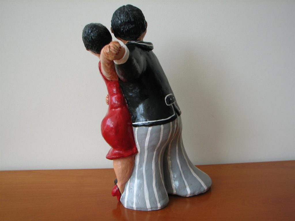 זוג רוקד טנגו- פיסול מעיסת נייר