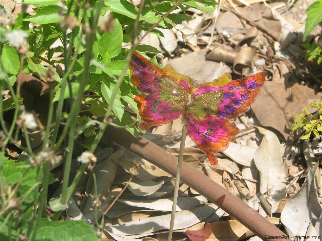 קישוט הגן האקולוגי ביצירות מפסולת פלסטיק