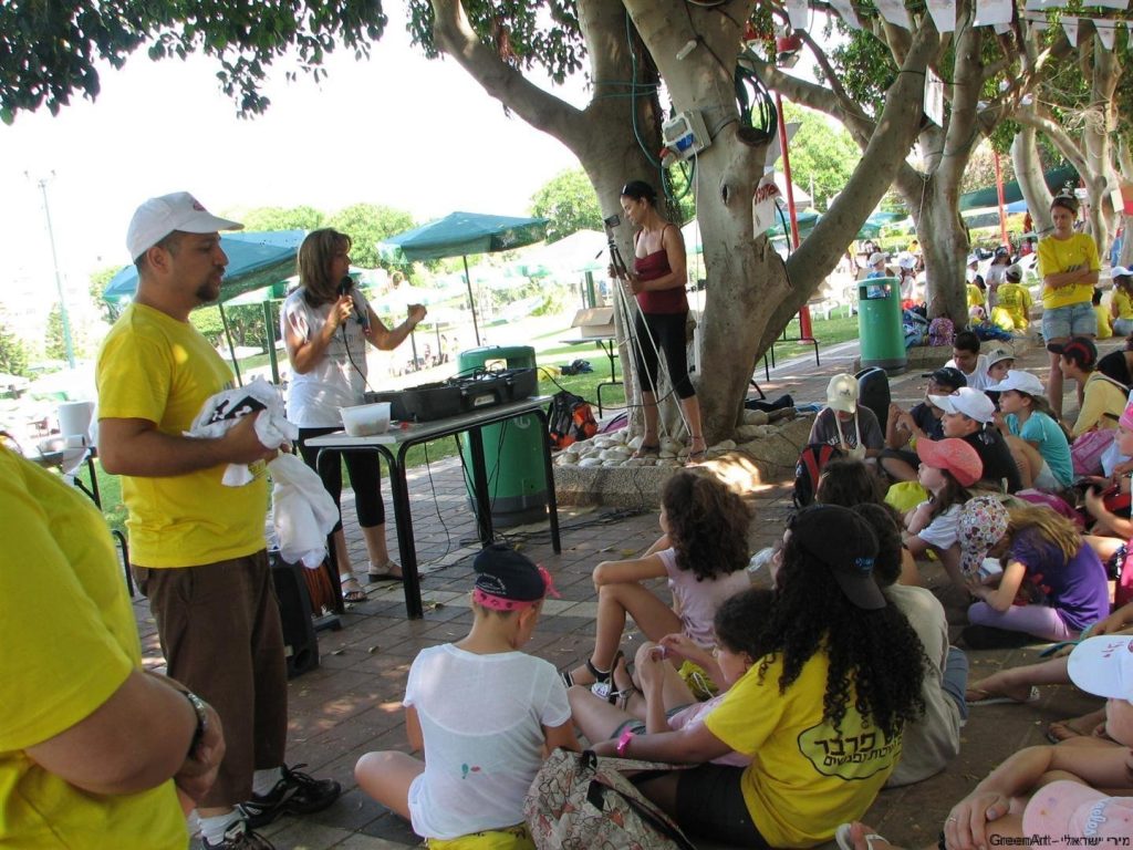 ילדי קייטנת טבע הסביבה בסדנת חינוך סביבתי