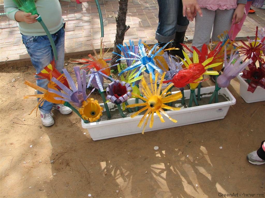 אדניות צבעוניות להכנה לאדן החלון בבית הספר שקד אדניות צבעוניות להכנה לאדן החלון בבית הספר שקד