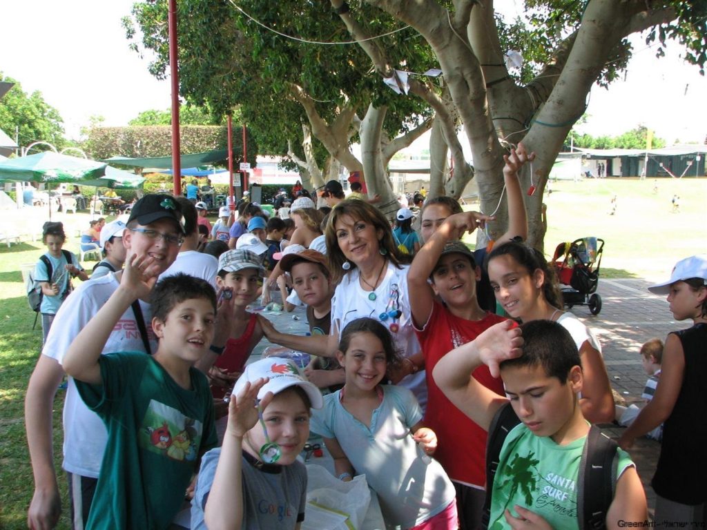 ילדי קייטנת טבע הסביבה יוצרים בסימן ירוק