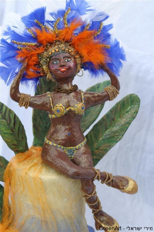 בריזלאית שחומה וחטובה מחומרים ממוחזרים paper mache בריזלאית שחומה וחטובה מחומרים ממוחזרים paper mache