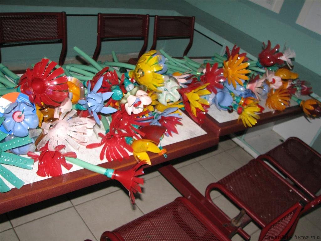 פרחים לאדניות במעקה גג בבית ספר ויצמן ביבנה