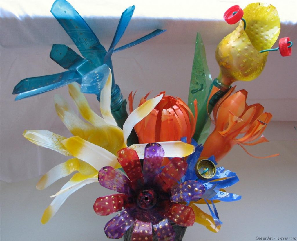 פריחה מרהיבה באגרטלים מבקבוקי פלסטיק בשימוש חוזר