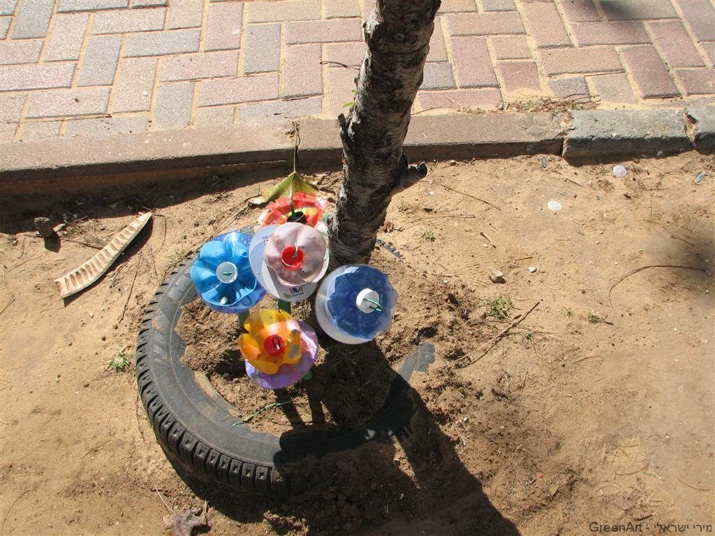פרחים מפסלטיק בערוגות חצר בית הספר פרחים מפסלטיק בערוגות חצר בית הספר