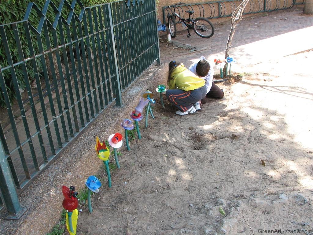 ילדים מטפחים גינה ירוקה משימוש חוזר בבקבוקי פלסטיק