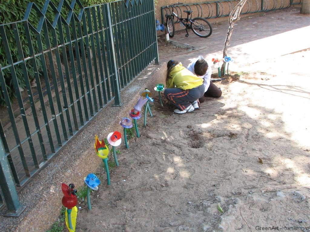 ילדים מטפחים גינה ירוקה משימוש חוזר בבקבוקי פלסטיק ילדים מטפחים גינה ירוקה משימוש חוזר בבקבוקי פלסטיק