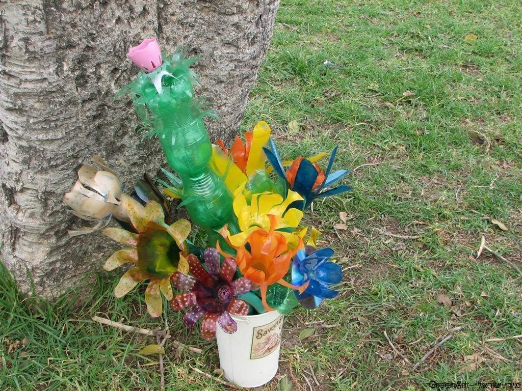 פרחים מעוצבים במגוון צורות מבקבוקי פלסטיק