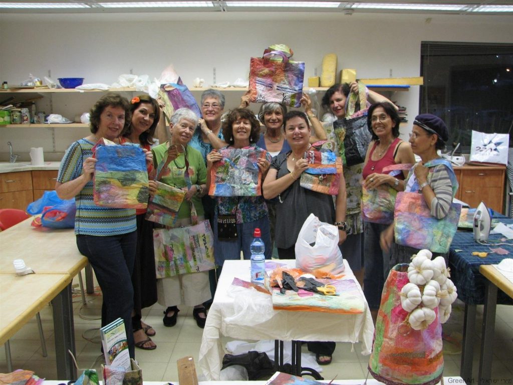 תיקים צבעוניים משימוש חוזר בשקיות ניילון המזהמות את הסביבה