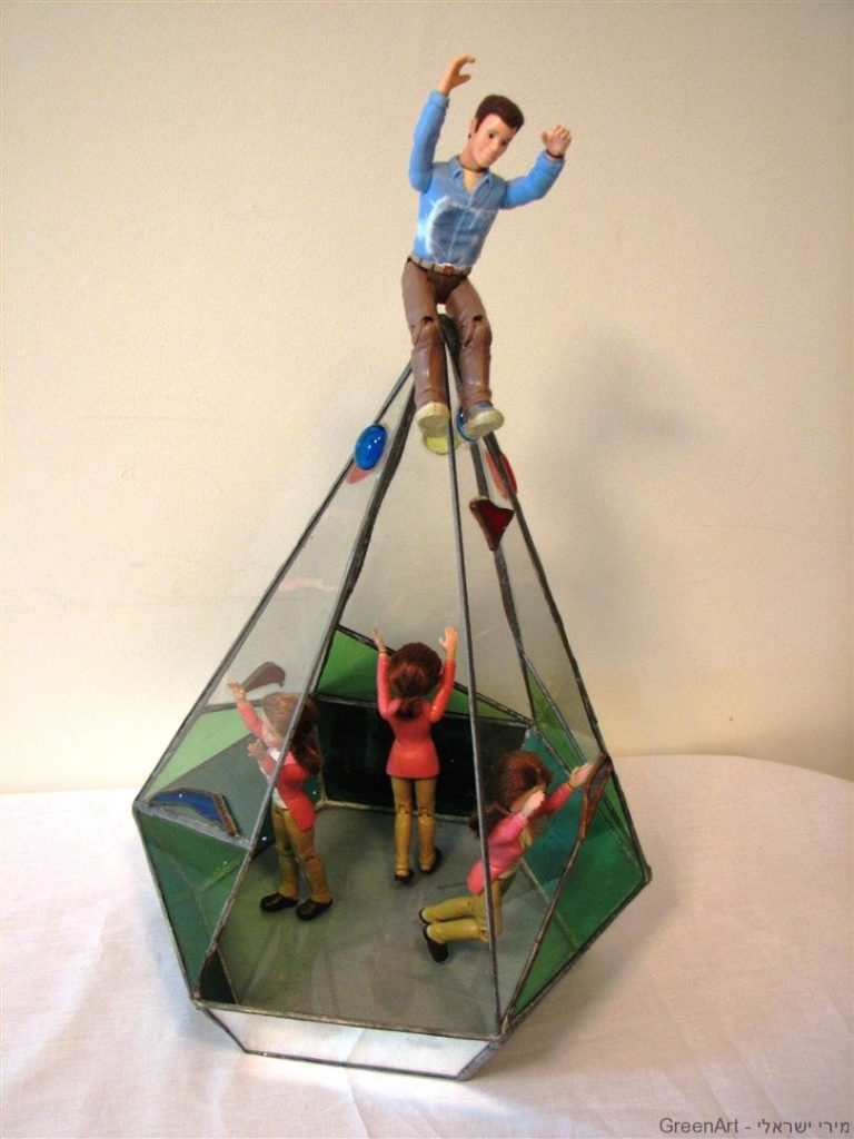 הגבר בראש הפירמידה ובתחתית הנשים נאבקות בתקרת הזכוכית