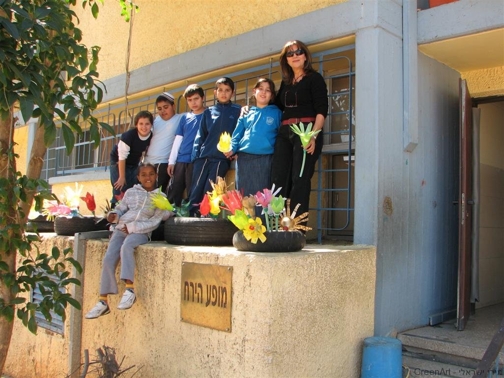 טיפוח חצר בית הספר ביום ירוק  עם התלמידים