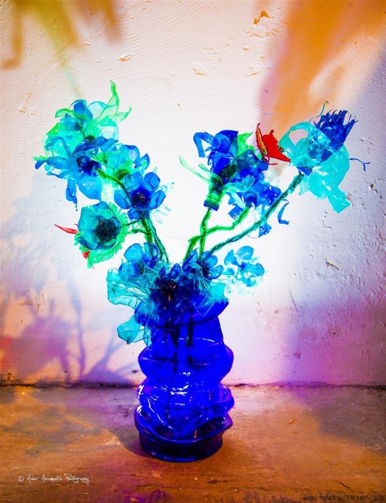 פריחה מרהיבה באגרטלים מבקבוקי פלסטיק בשימוש חוזר