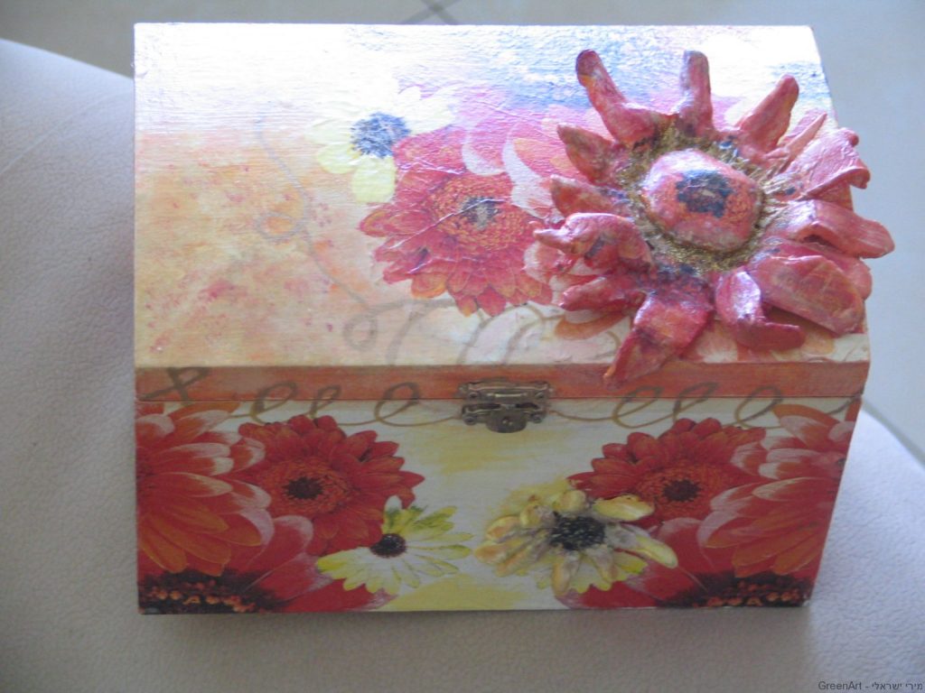 חידוש קופסת עץ במפיות צבעוניות בשילוב ציור