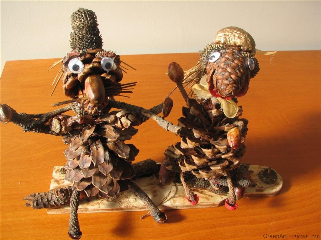 פיסול זוג אוהבים מאיצטרובלים וחומרים מן הטבע